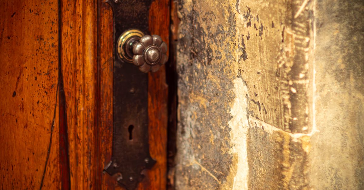 Signs It Is Time for a Door Knob Lock Replacement — Neon Key Locksmith